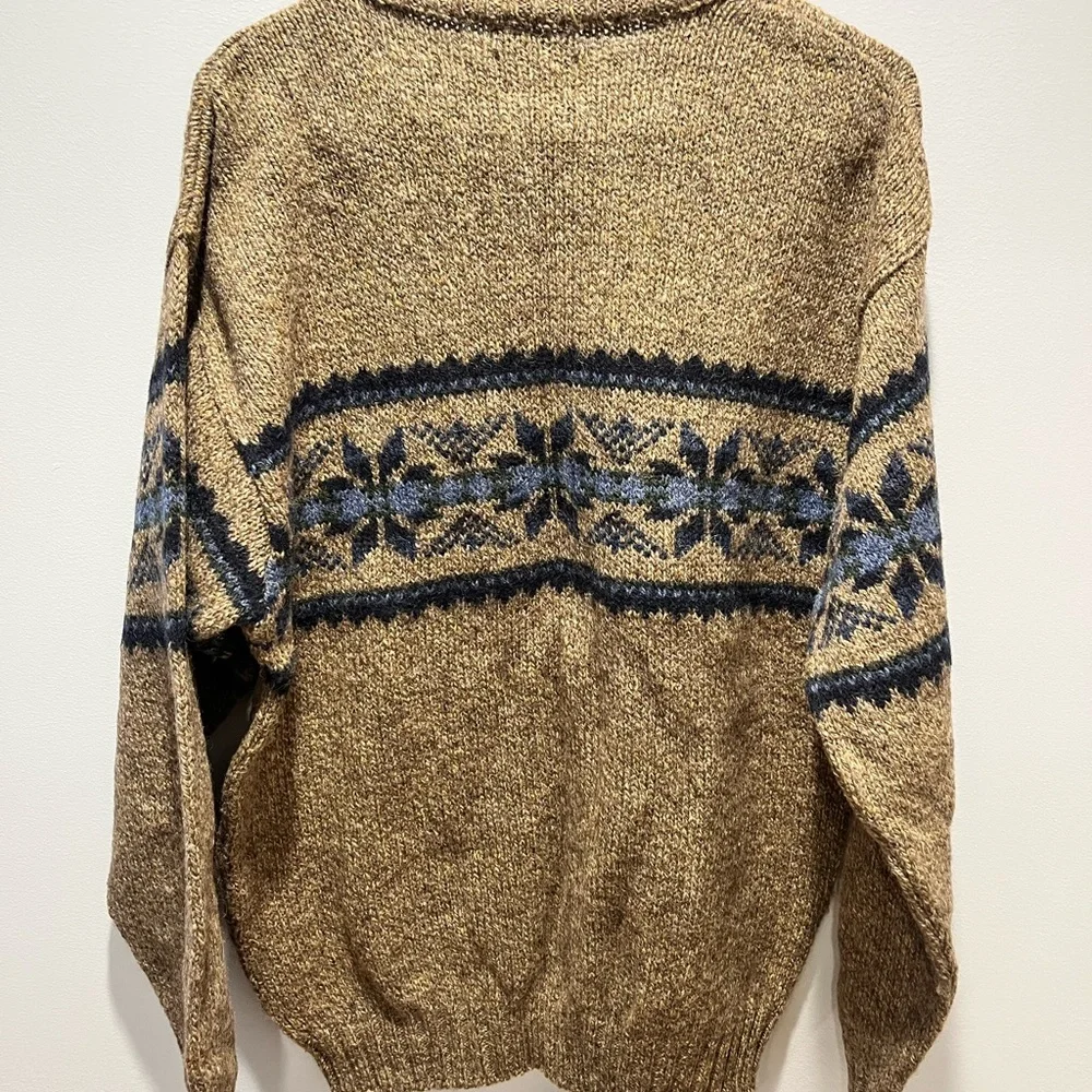 Men's Medium vintage St. John's Bay snowflake patterned wool blend sweater.‎